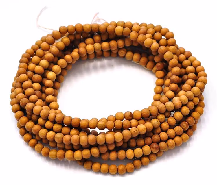 Sandalwood 4-5 mm ljusbrun, 108 pärlor