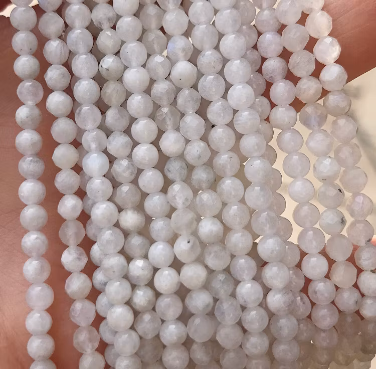 Facetterad månsten vit 1.5-2 mm, 1 sträng