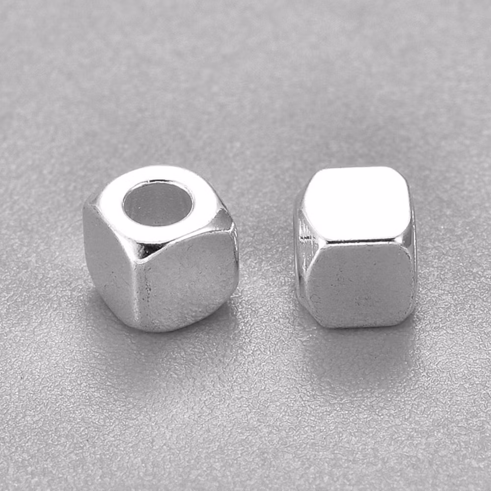 Silverfärgat rostfritt stål kuber 4x4 mm, ca 50 st