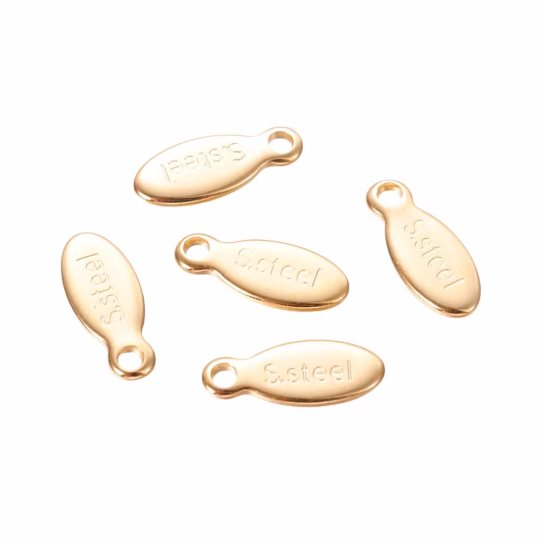 Storpack: Guldfärgat kirurgiskt stål små tags med text 24k, ca 50 st