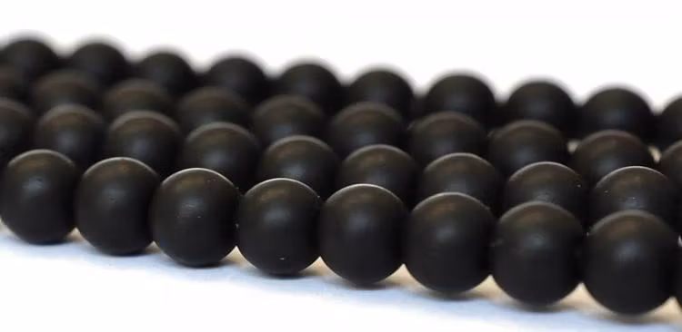 Mattsvart agat 8 mm, 5 strängar
