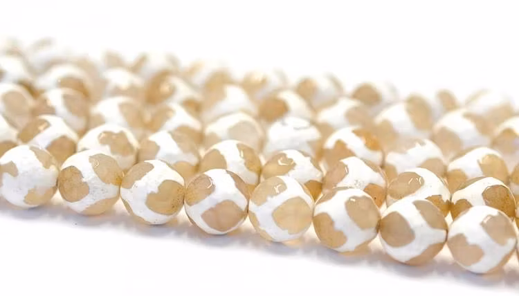 Tibetansk halvädelsten Dzi vit 8 mm, 1 sträng