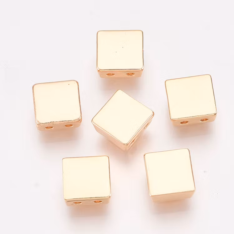 Guldfärgad slät fyrkant 2 hål, 1 st