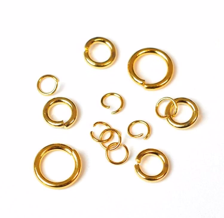 Guldfärgat rostfritt stål bindringar mix med 18k plätering, ca 50 st