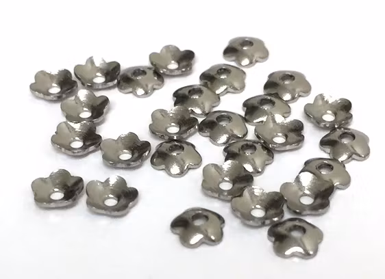 Kirurgiskt stål pärlhattar blomma 4 mm, ca 100 st