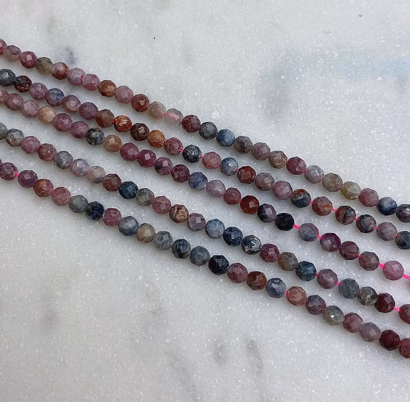 Facetterad rubin och safir 2-2.5 mm, 1 sträng