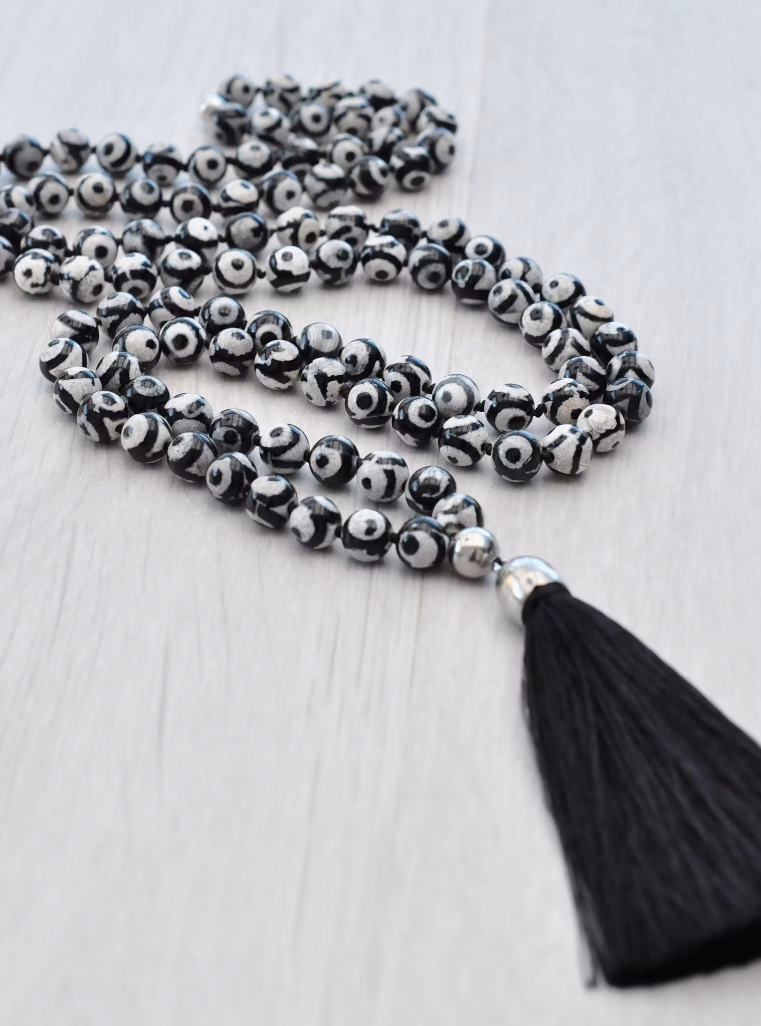 Tibetansk halvädelsten Dzi vit och svart 8 mm, 1 sträng