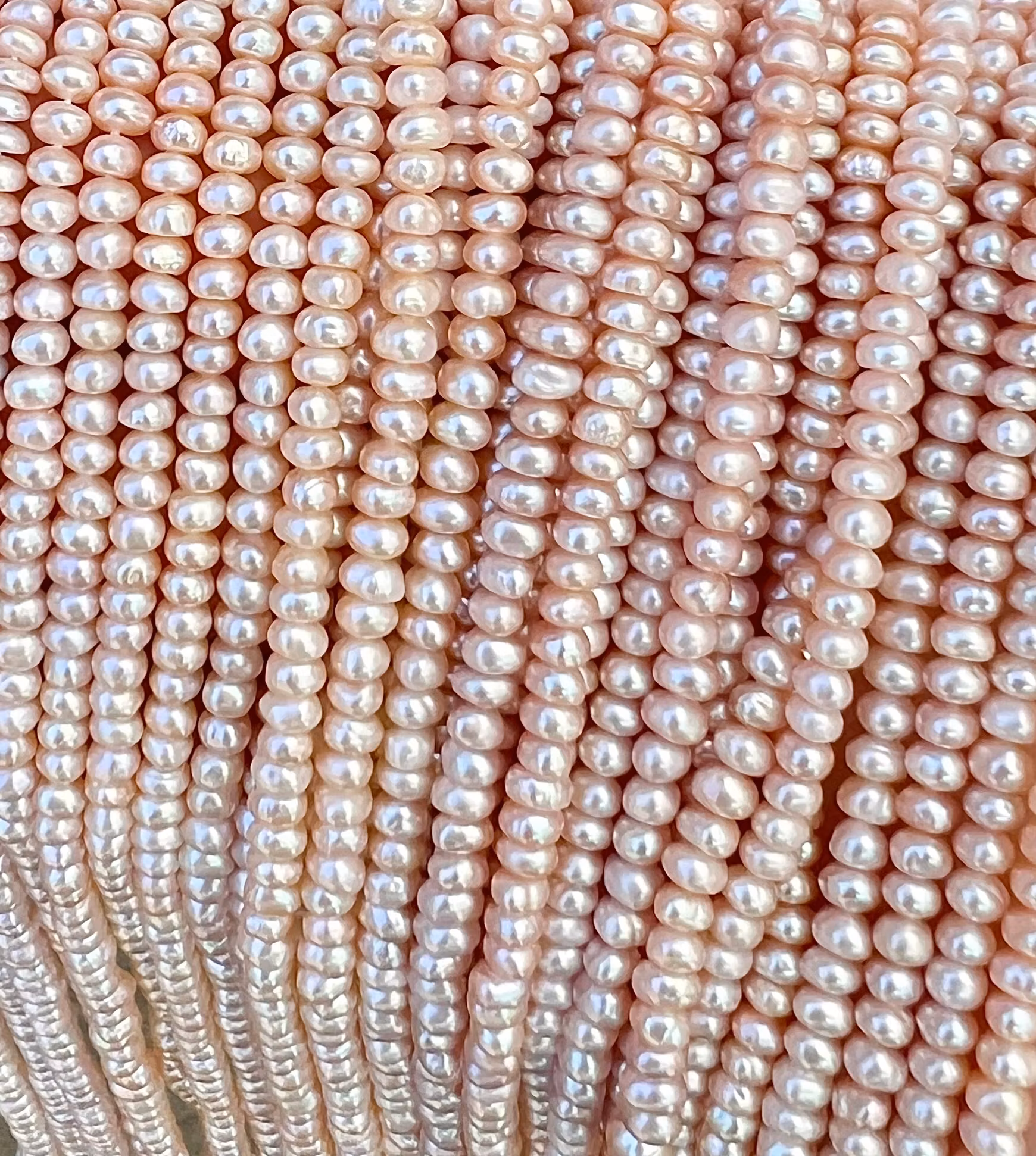 Sötvattenspärlor 3x4 mm aprikosa, 1 sträng