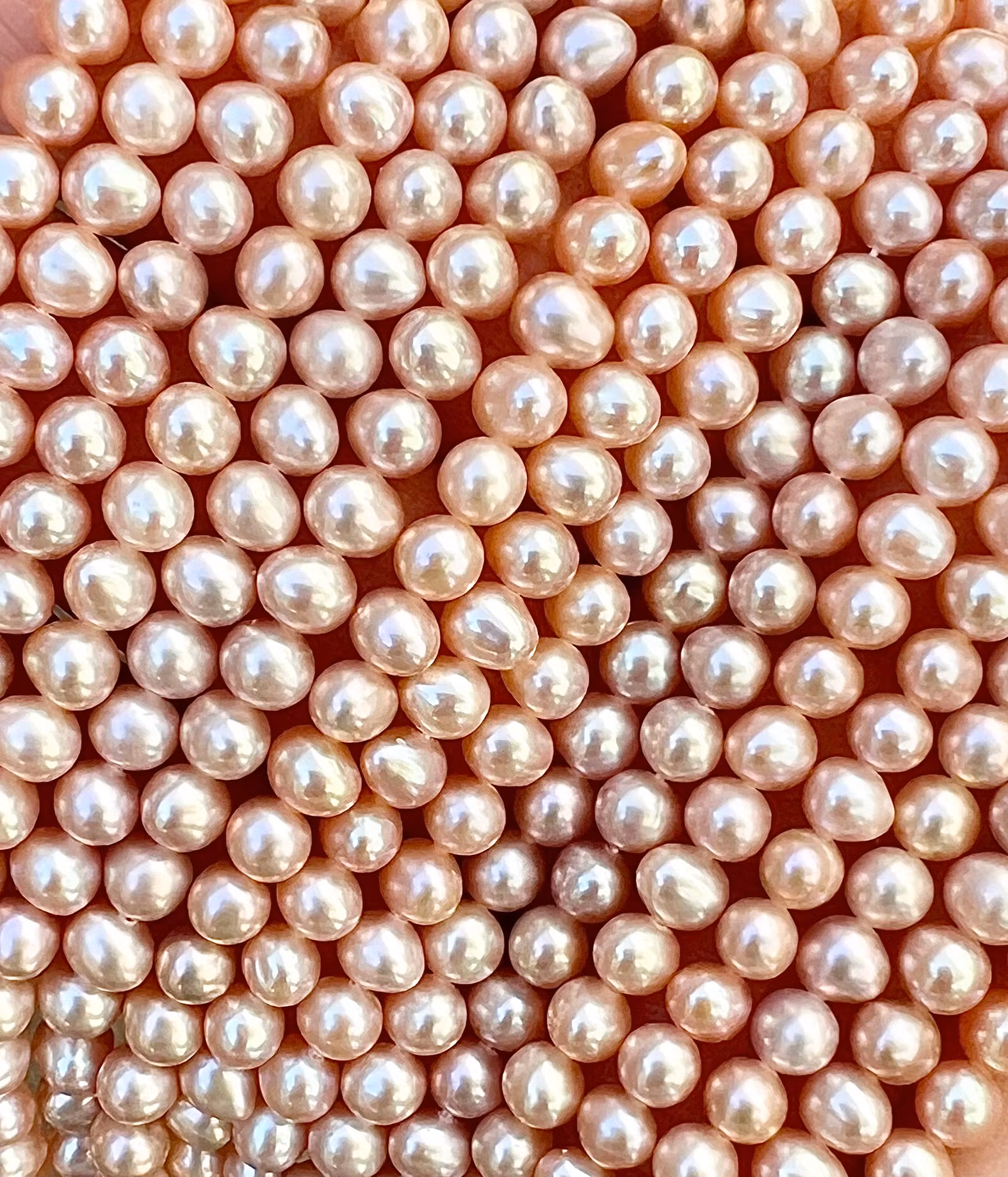 Sötvattenspärlor ca 4 mm aprikosa, 1 sträng