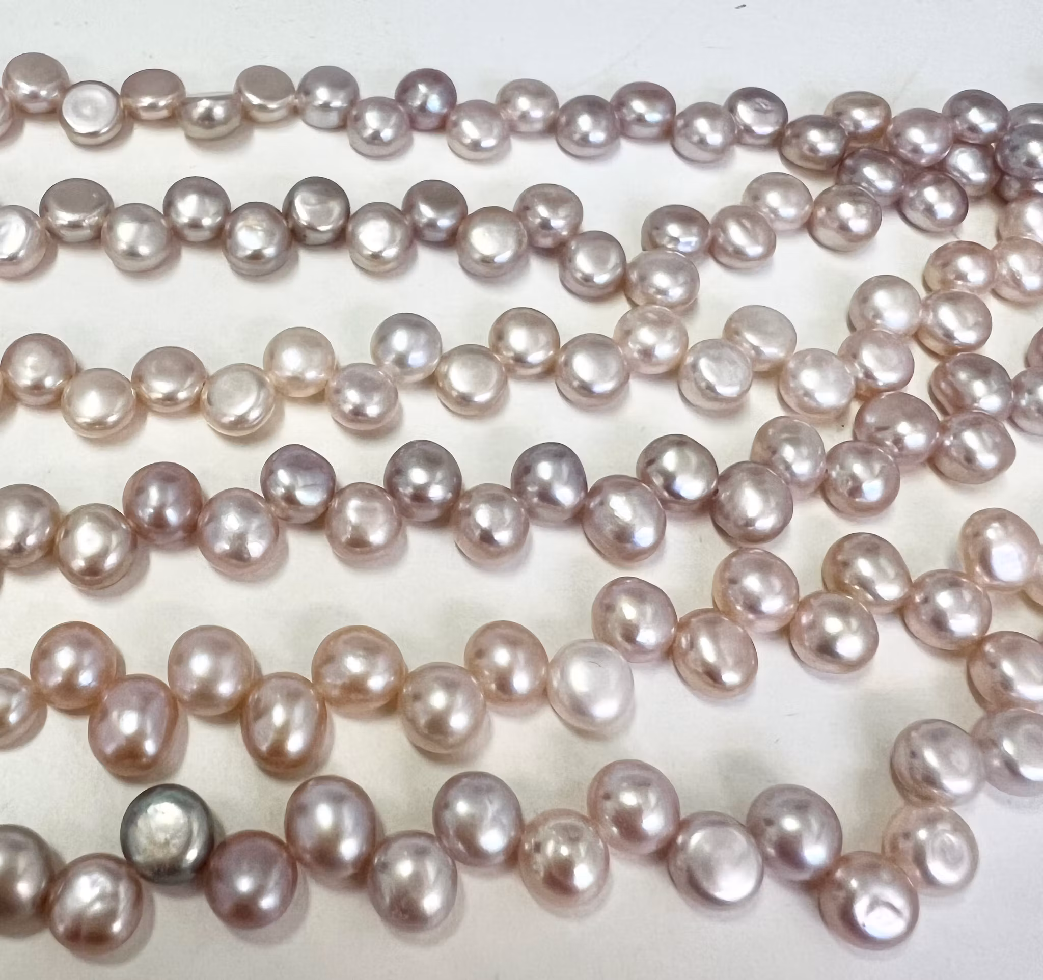 Sötvattenspärlor 5 mm snedborrade dimrosa, 1 sträng