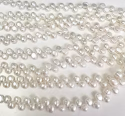 Sötvattenspärlor 4 mm snedborrade  vita, 1 sträng