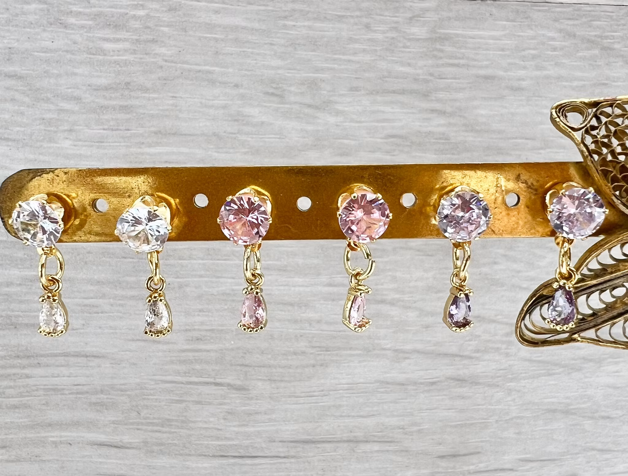 Guldfärgad berlock cubic zirconia droppe ljuslila, 1 st