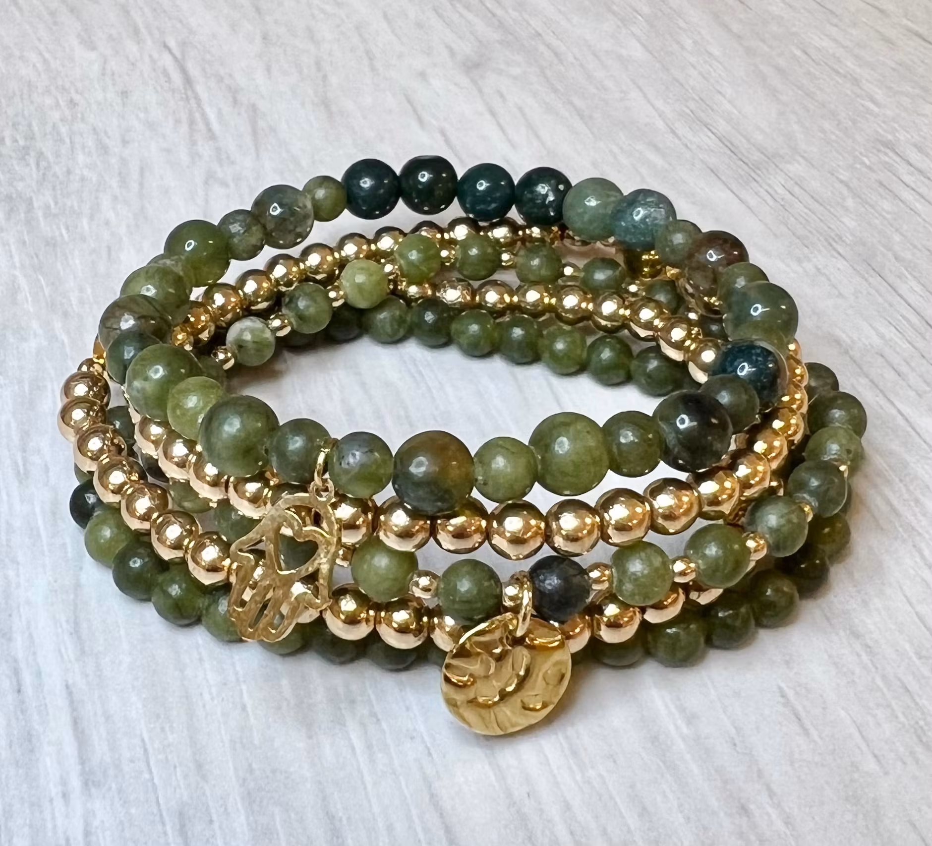 Guldfärgat rostfritt stål berlock rund och hamrad, 1 st