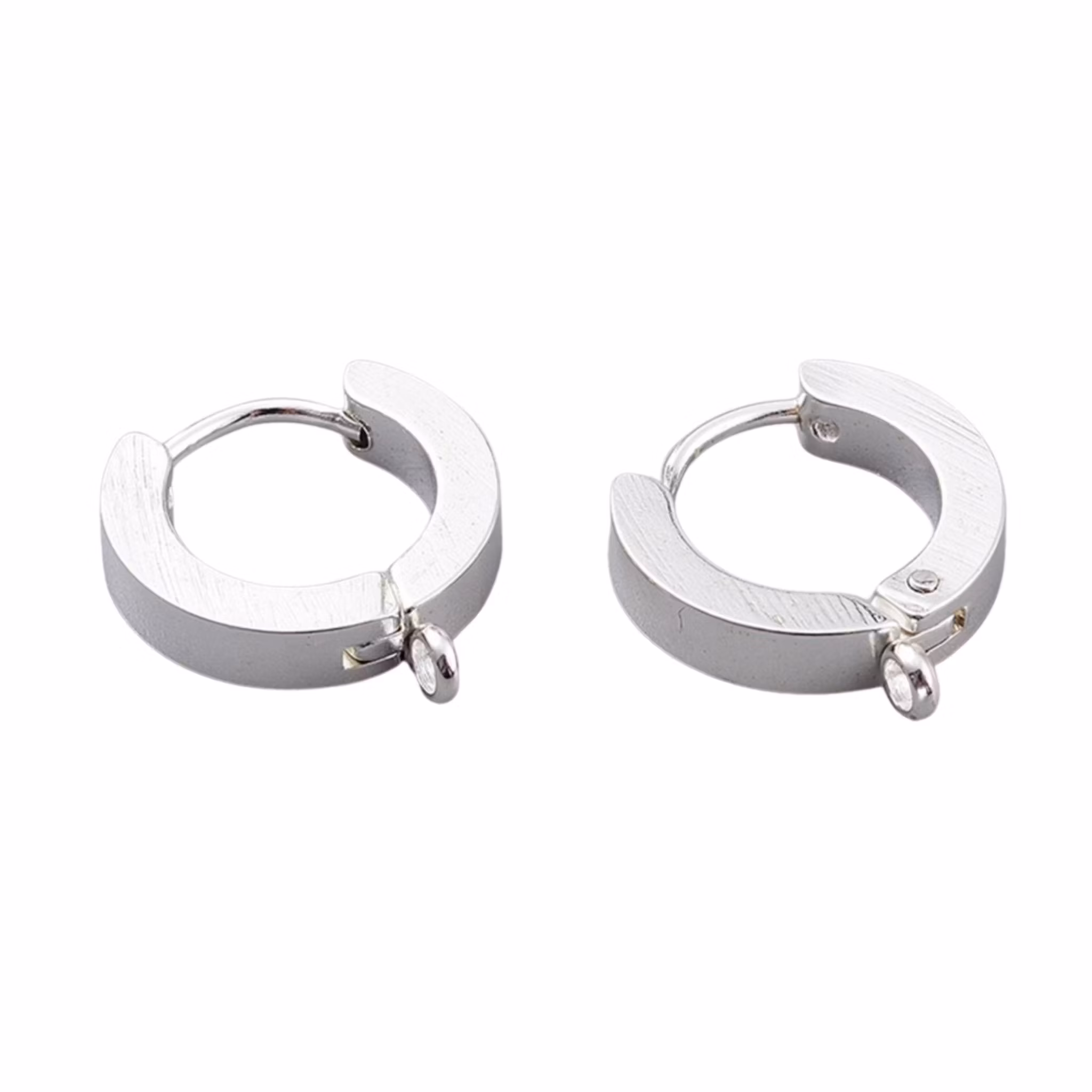 Kirurgiskt silverfärgat stål breda brisyrer, 1 par