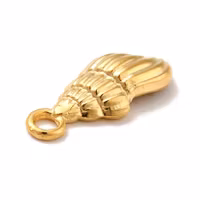 REA: Guldfärgat rostfritt stål berlock avlång snäcka med PVD plätering