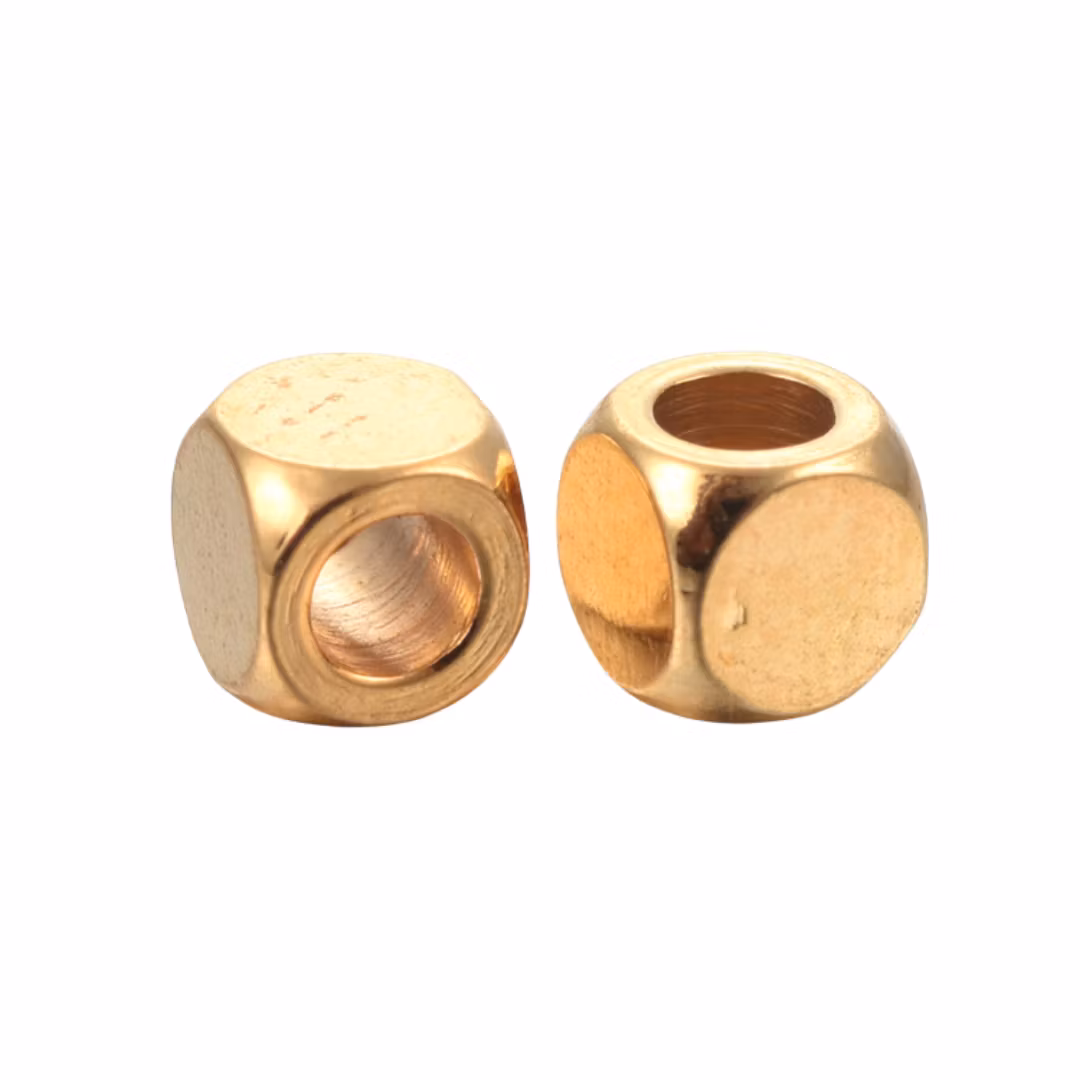 Guldfärgat rostfritt stål kuber 4x4 mm med PVD plätering, 10 st