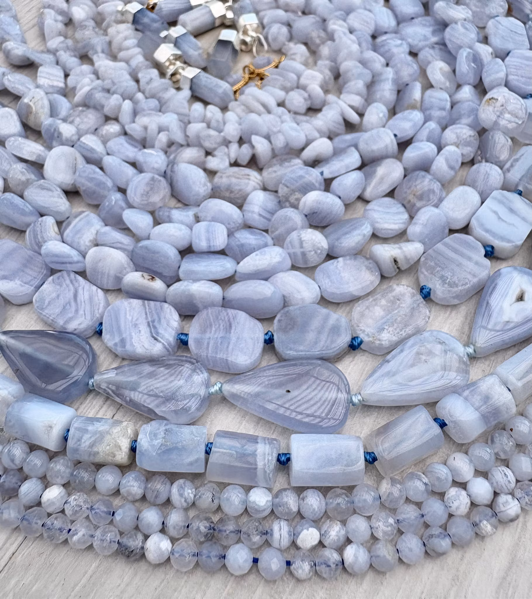 Blue lace agate chips,  1 sträng