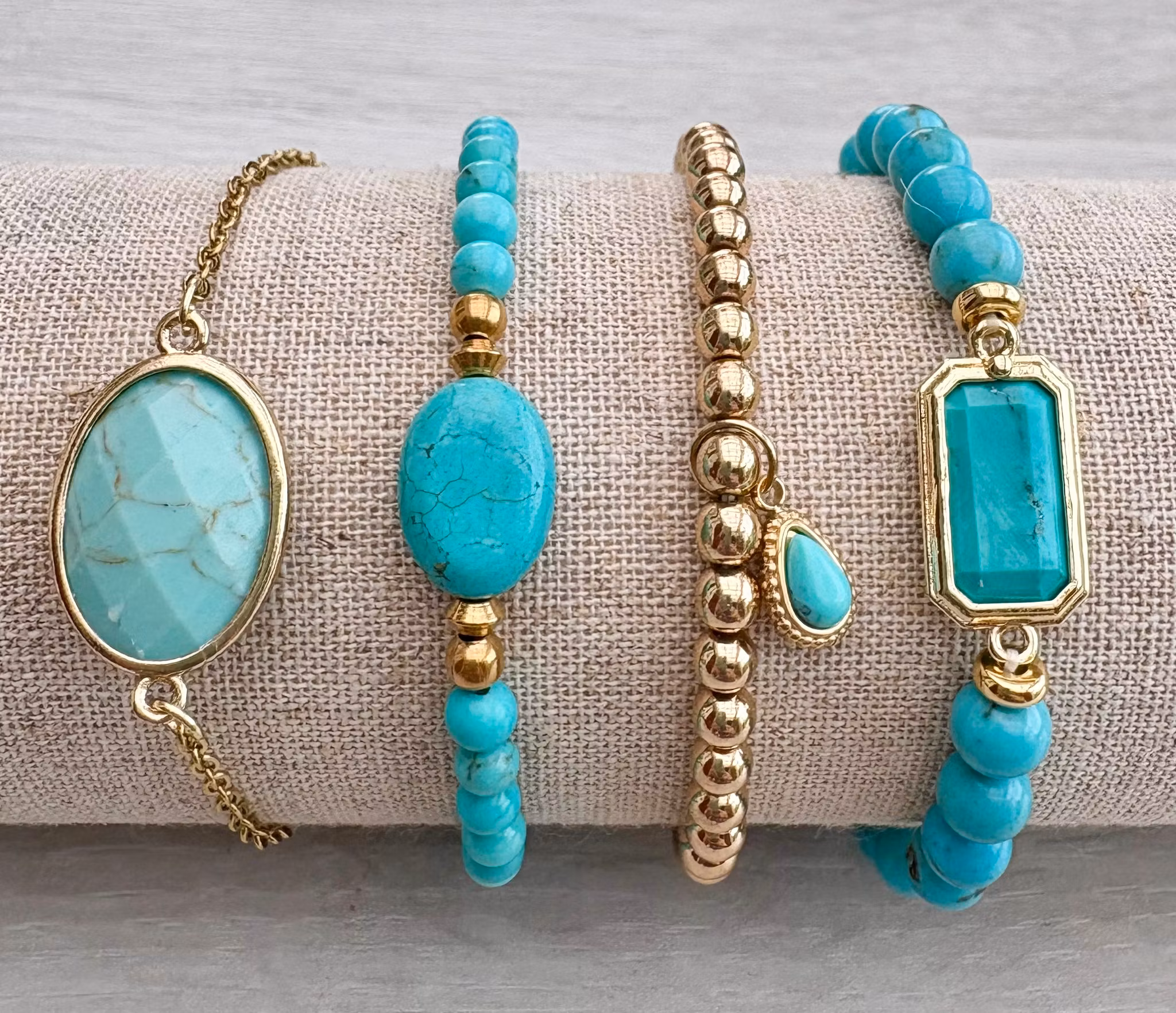 Guldfärgat rostfritt stål hänge turkos liten droppe och PVD plätering, 1 st