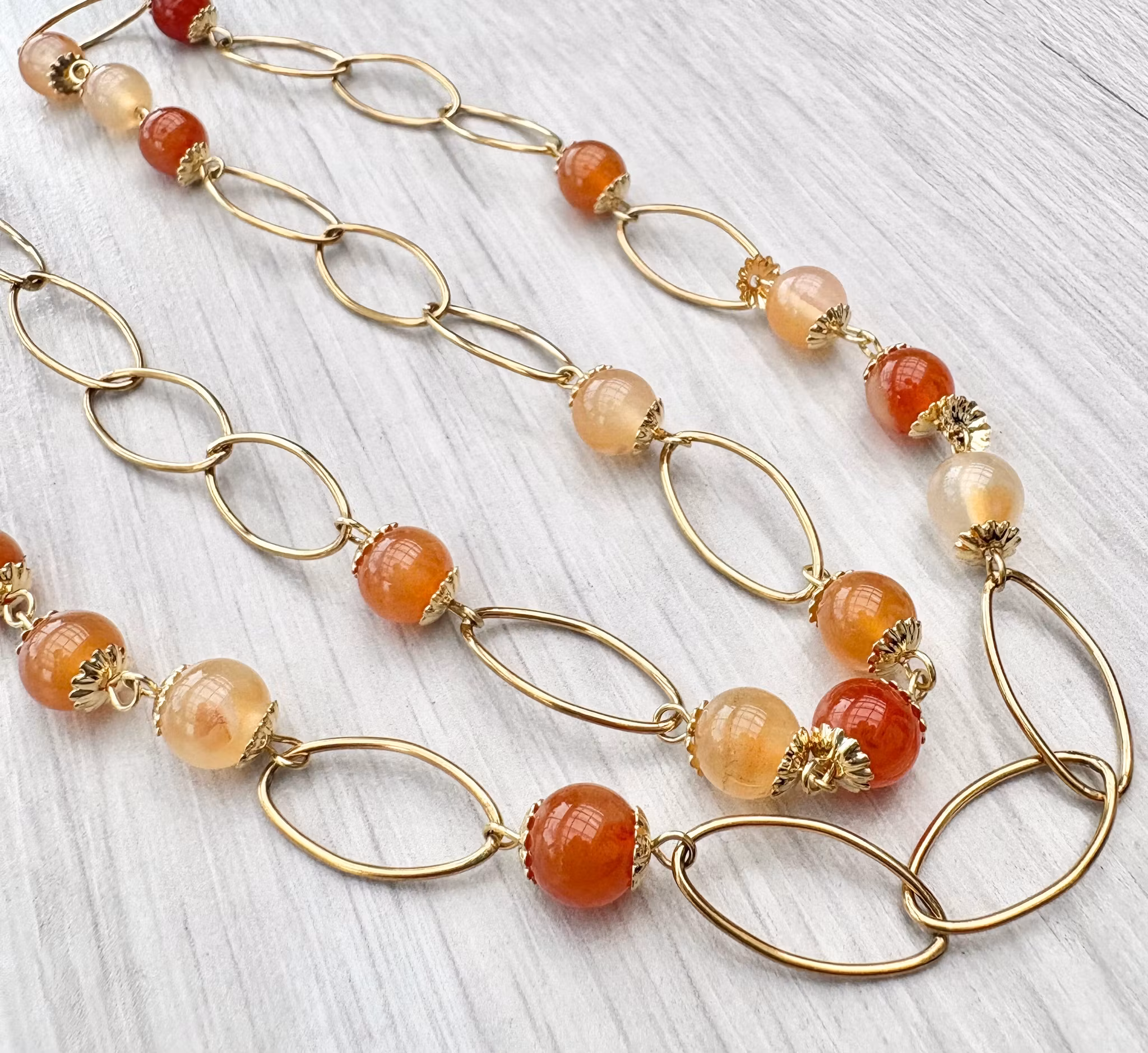 Melerad karneol 8 mm, 1 sträng