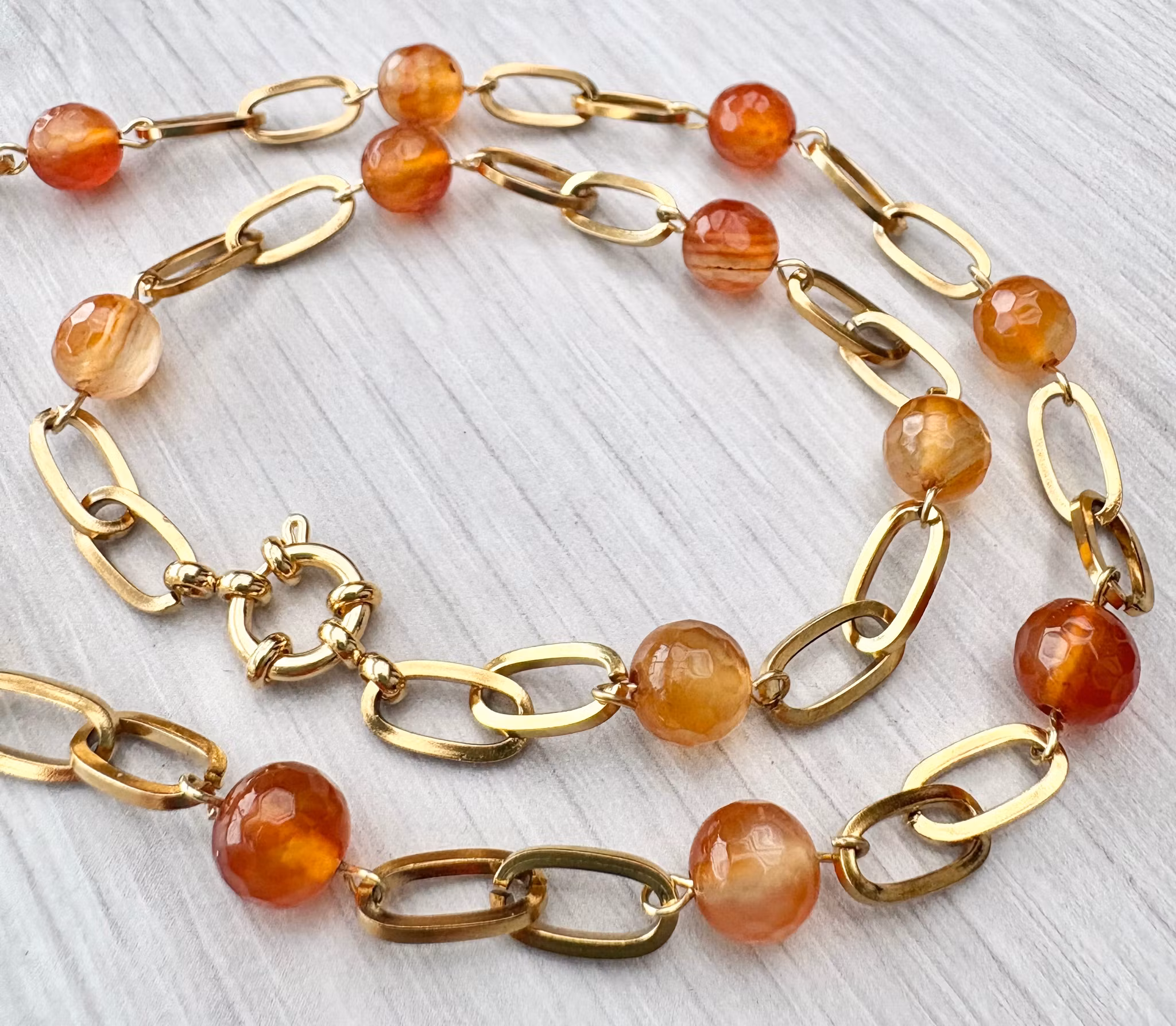 Facetterad melerad karneol 6 mm, 1 sträng