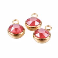 Guldfärgat rostfritt stål stor berlock mörkröd med PVD plätering, 1 st