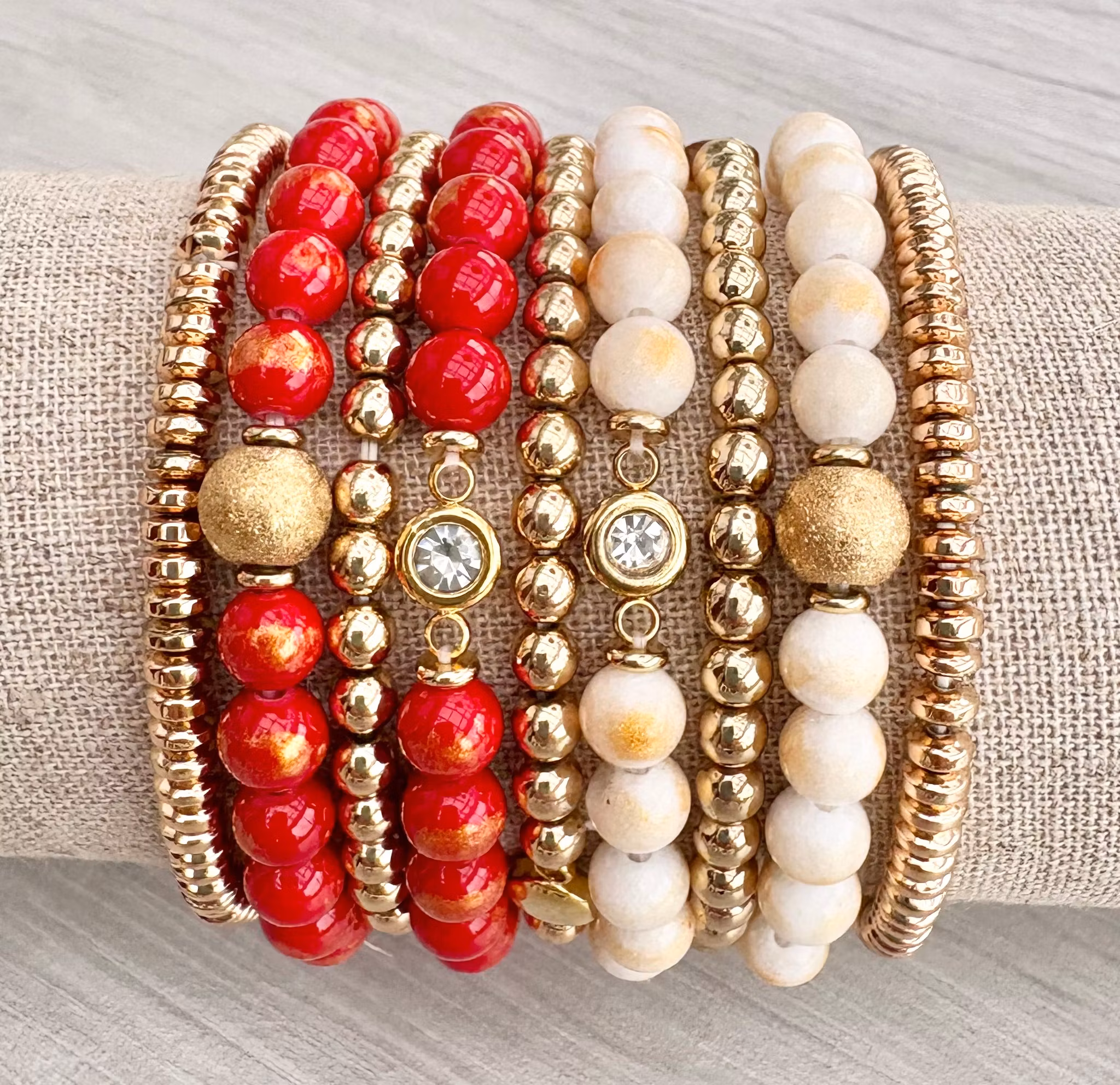 Jade 4 mm vit med guldskimmer, 1 sträng