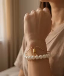 REA: Guldfärgat armband med vita pärlor, 1 st