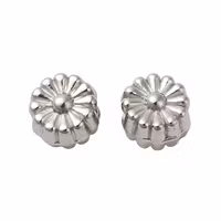 Guldfärgat rostfritt stål pärla liten blomma 5.5 mm med 18k, 1 st
