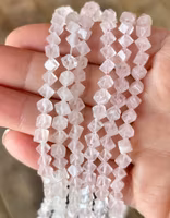 Rosenkvarts kuber ca 5x5 mm, 1 sträng