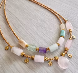 Guldfärgat rostfritt stål berlocker små mönstrade med PVD, 5 st