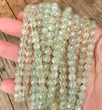 Facetterade runda prehnit 6-7 mm, 1 sträng