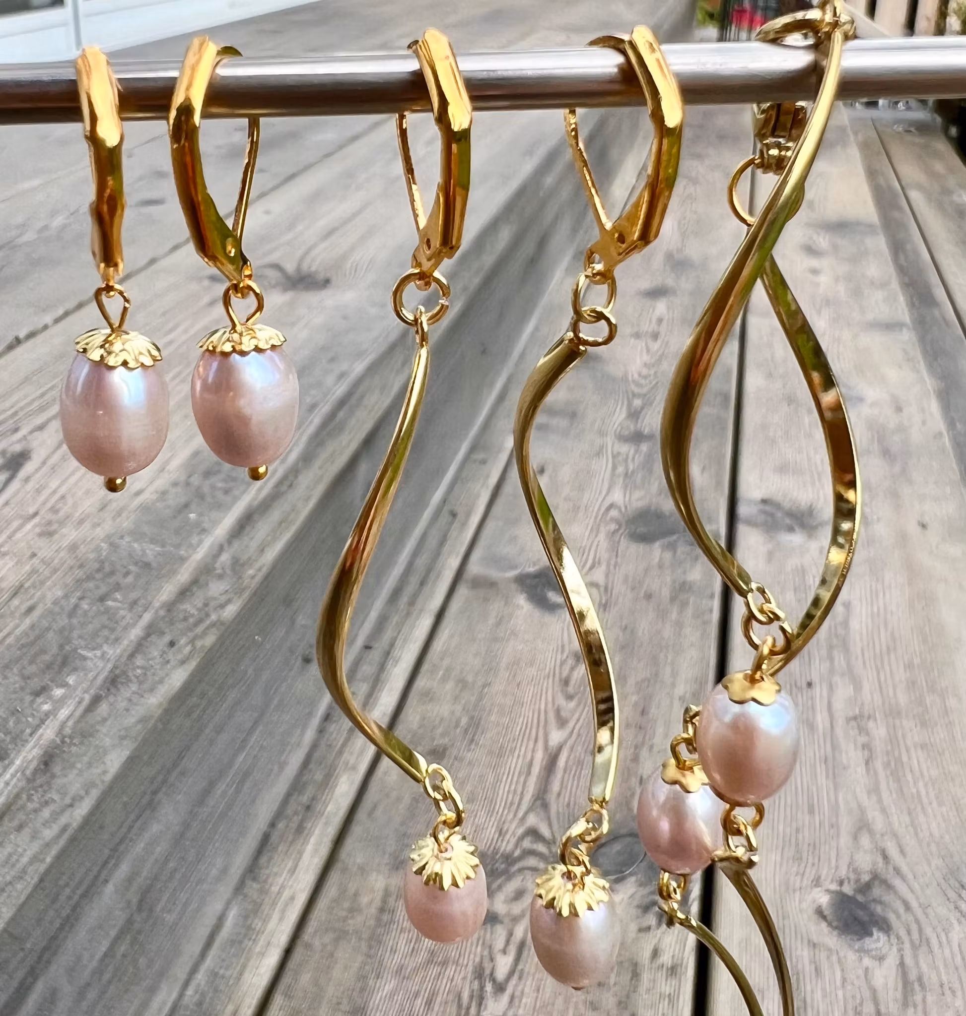 Guldfärgat kirurgiskt stål brisyrer med 24k guldplätering, 100 st