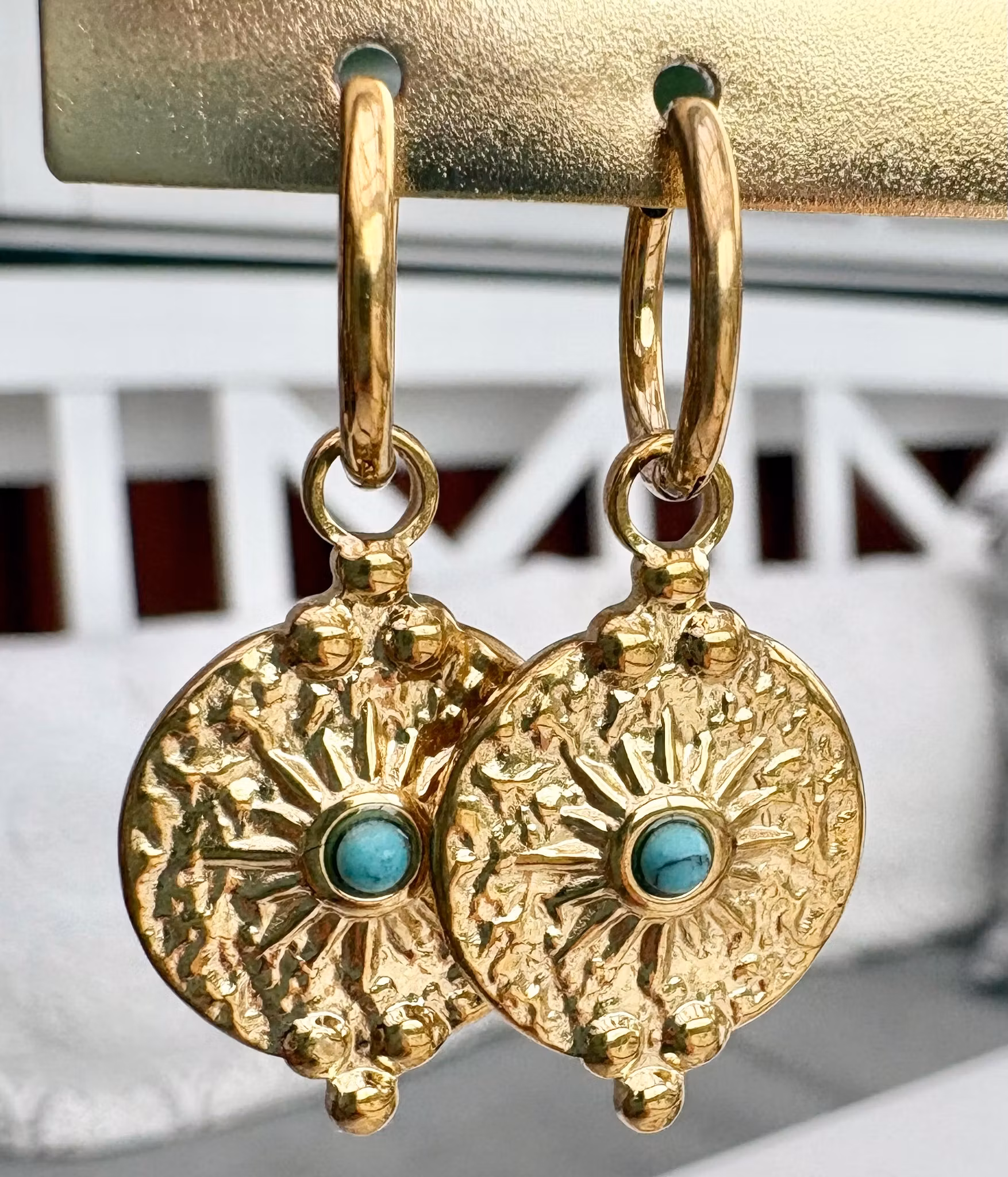 Guldfärgat rostfritt stål berlock turkos och sol med PVD plätering, 1 st