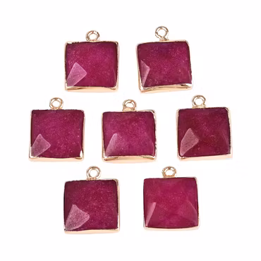 Guldfärgad berlock fyrkantig jade cerise, 1 st