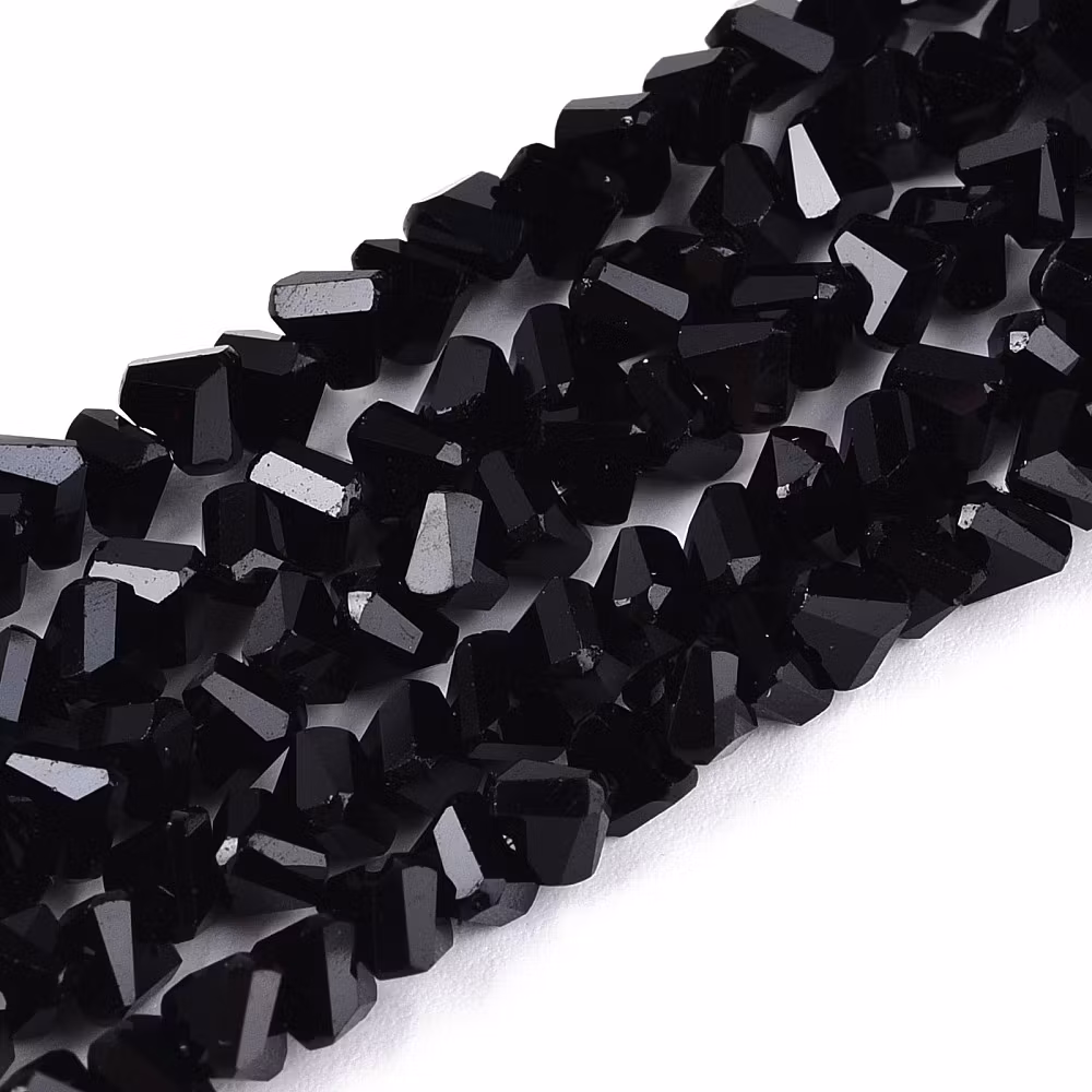 Triangelformade glaspärlor svarta AB 3x4 mm, 1 sträng