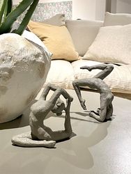 Skulptur Yoga Tama grå
