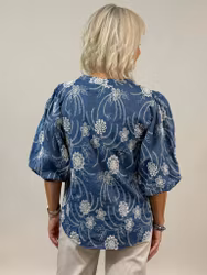 Mix by Heart Maja blus jeansblå med blombrodyr