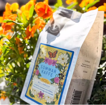 Sommarkaffe med toner av blomster, röda bär och nougat, bryggmalet
