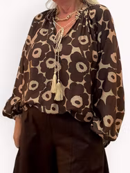 Nilla blommönstrad blus brun