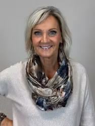 Sjal blommig med gulddetaljer brun