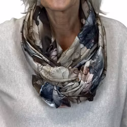 Sjal blommig med gulddetaljer brun