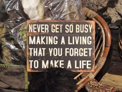 Skylt " Never get so busy..."