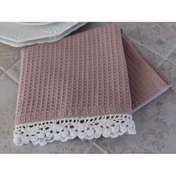 Handduk med brodyrkant