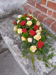 Liggande i rött, lime & aprikos