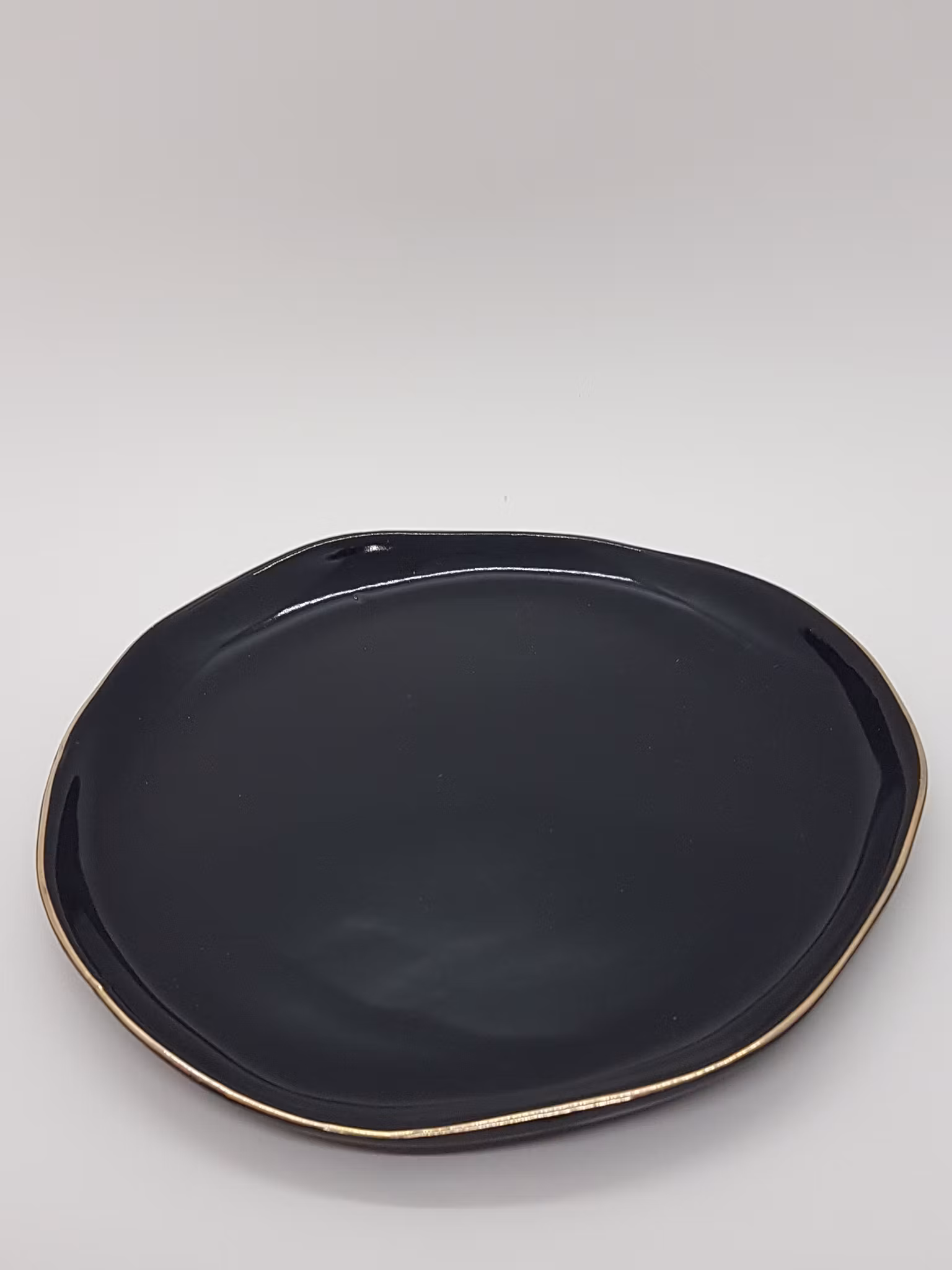 Assiett, svart med guldkant