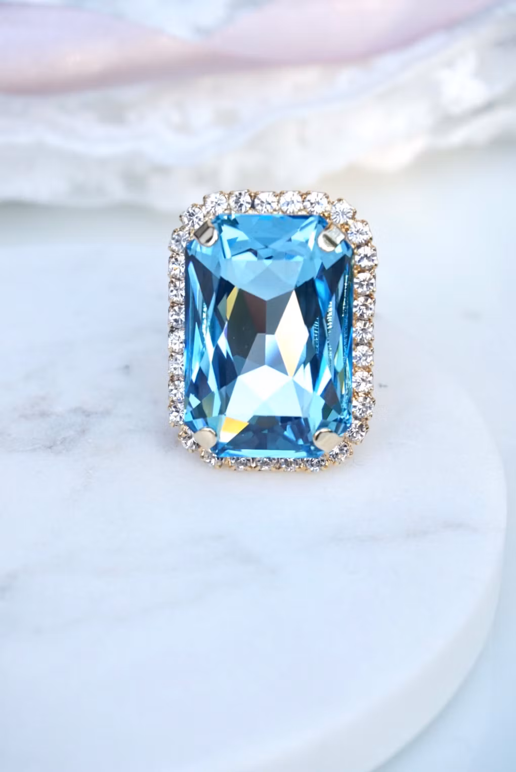 Ringen har blanke krystaller i blingkanten, som her.