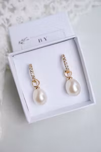 Øreringer med vakre ferskvannsperler gull