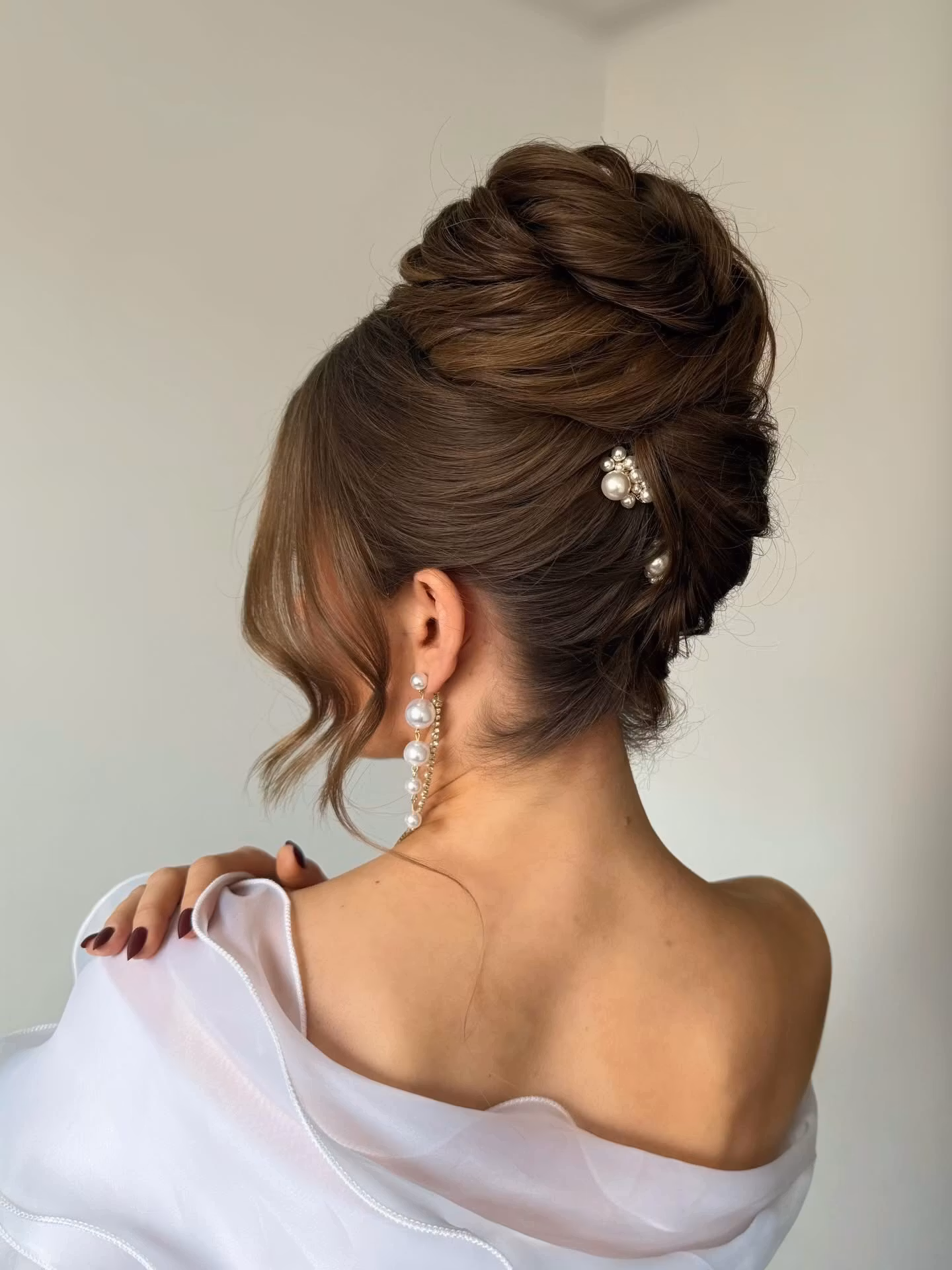 To hårkammer med krystallperler