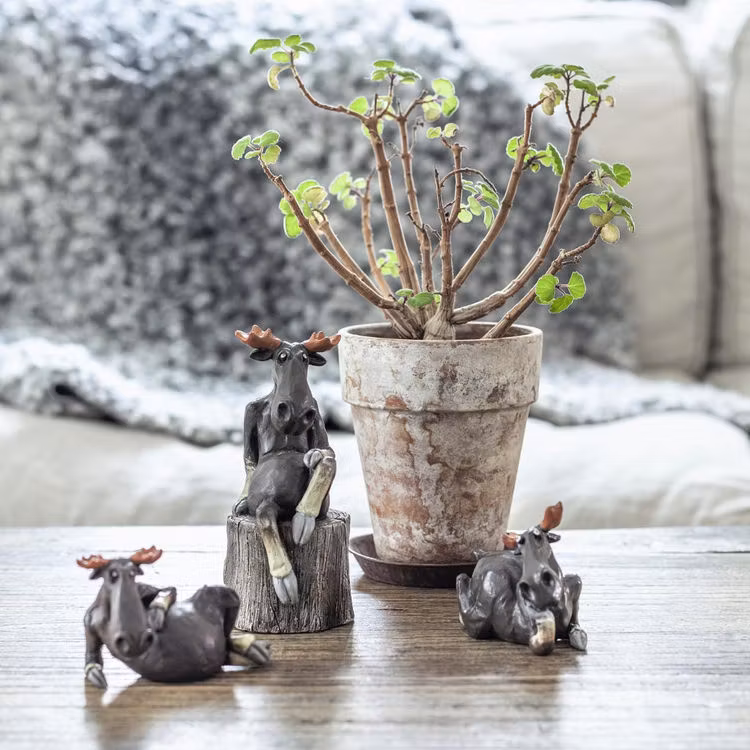 Älg sitter på en stubbe, 13,5cm