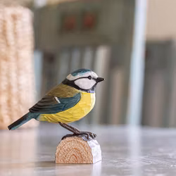Handsnidad Blåmes i trä